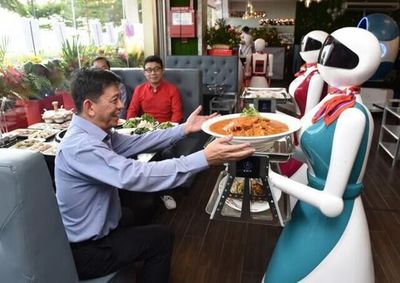 招不到人当服务员,新加坡餐饮业全面拥抱机器人